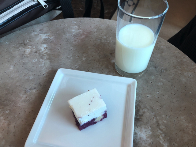 ドバイ航空のラウンジの牛乳とデザート