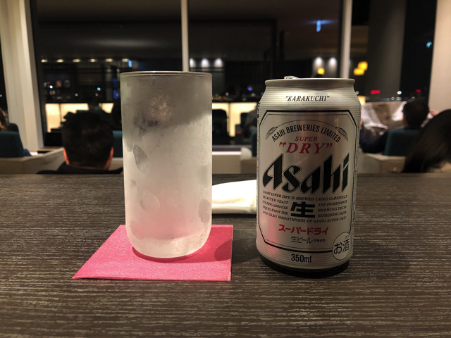 羽田空港のラウンジのビール