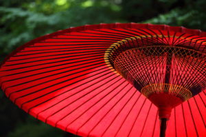 赤い日傘のフリー素材