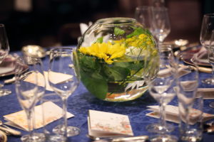 円卓テーブルの装花のフリー素材